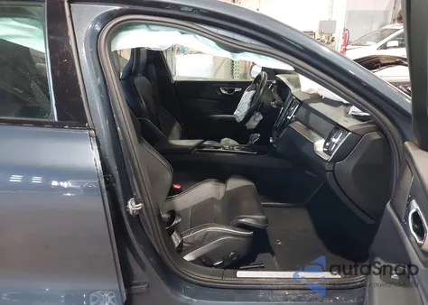 2019 Volvo S60 T6 R-Design z USA, uszkodzony, nr VIN 7JRA22TM4KG017162